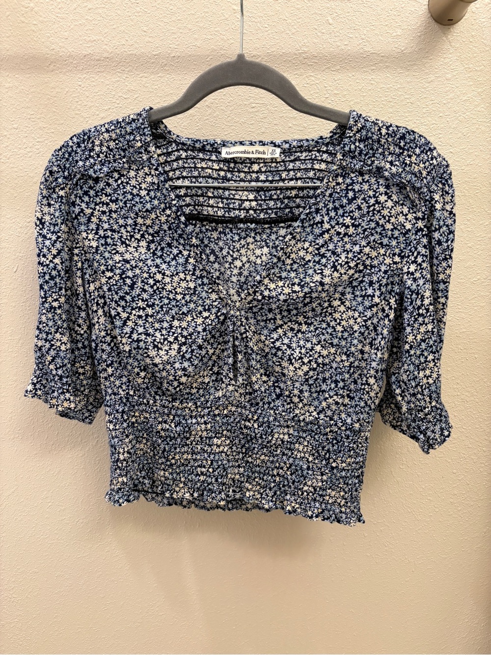 Abercrombie & Fitch Navy and White Floral Smocked Crop Top Small women’s